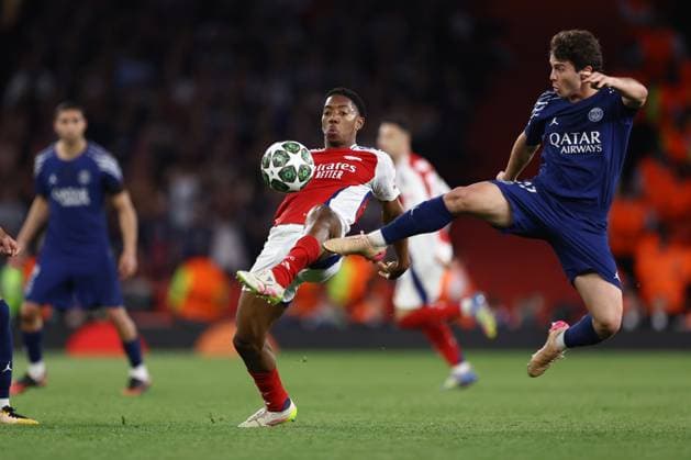 Arsenal v PSG 29 April 2025, London - UEFA Champions League Football - Semi-Final, First Leg - Arsenal v Paris Saint-Germain - Joao Neves of PSG flies in to tackle Myles Lewis-Skelly of Arsenal - Photo: Jacques Feeney Offside. London UK *** Arsenal gegen PSG 29. April 2025, London UEFA Champions League Fußball-Halbfinale, Hinspiel Arsenal gegen Paris Saint Germain Joao Neves von PSG fliegt in den Zweikampf mit Myles Lewis Skelly von Arsenal Foto Jacques Feeney Abseits London UK  Copyright: xJacquesxFeeneyx xOffsidexOffside