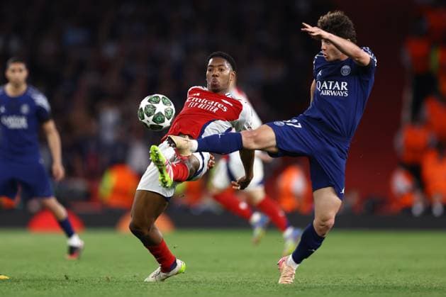 Arsenal gegen PSG 29. April 2025, London UEFA Champions League Fußball-Halbfinale, Hinspiel Arsenal gegen Paris Saint Germain Joao Neves von PSG fliegt in den Zweikampf mit Myles Lewis Skelly von Arsenal Foto Jacques Feeney Abseits London UK  Copyright: xJacquesxFeeneyx xOffsidexOffside