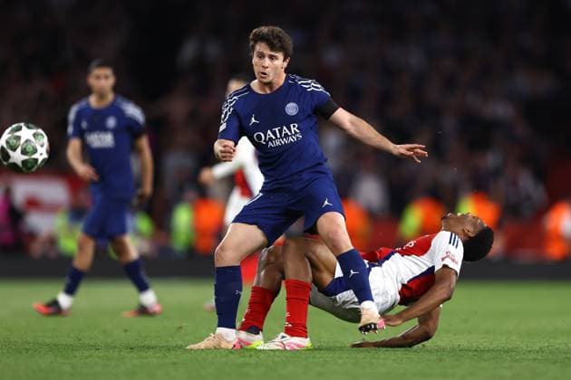 Arsenal gegen PSG 29. April 2025, London UEFA Champions League Fußball-Halbfinale, Hinspiel Arsenal gegen Paris Saint Germain Joao Neves von PSG greift Myao Lewis Skelly von Arsenal an Foto Jacques Feeney Abseits London UK  Copyright: xJacquesxFeeneyx xOffsidexOffside