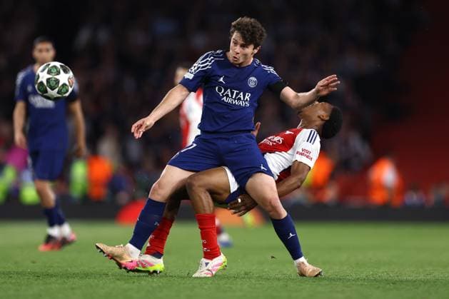 Arsenal gegen PSG 29. April 2025, London UEFA Champions League Fußball-Halbfinale, Hinspiel Arsenal gegen Paris Saint Germain Joao Neves von PSG greift Myao Lewis Skelly von Arsenal an Foto Jacques Feeney Abseits London UK  Copyright: xJacquesxFeeneyx xOffsidexOffside