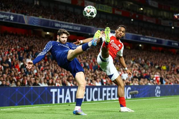 Khvicha Kvaratskhelia of PSG under pressure from Jurriën Timber of Arsenal Arsenal v Paris Saint-Germain, UEFA Champions League, Semi Final, First Leg, Football, Emirates Stadium, London, UK - 29 Apr 2025 EDITORIAL USE ONLY No use with unauthorised audio, video, data, fixture lists, club league logos or live services. Online in-match use limited to 120 images, no video emulation. No use in betting, games or single club league player publications. Copyright: xKieranxMcManus Shutterstockx 15275544cp