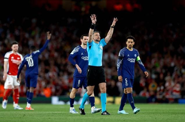Referee Slavko Vincic signals that VAR has ruled out a goal for Arsenal Arsenal v Paris Saint-Germain, Football, UEFA Champions League, Semi-Final 1st Leg, Emirates Stadium, Islington, London, UK - 29 04 2025 Editorial use only  Copyright: xMattxImpey Shutterstockx 15276217aa