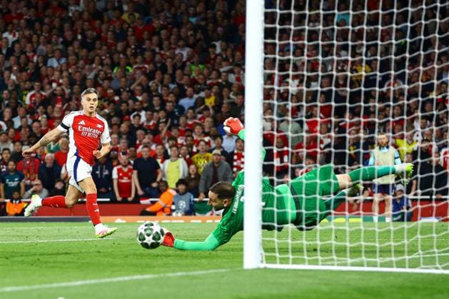 Leandro Trossard of Arsenal shoots at goal but fails to score Arsenal v Paris Saint-Germain, UEFA Champions League, Semi Final, First Leg, Football, Emirates Stadium, London, UK - 29 Apr 2025 EDITORIAL USE ONLY No use with unauthorised audio, video, data, fixture lists, club league logos or live services. Online in-match use limited to 120 images, no video emulation. No use in betting, games or single club league player publications. Copyright: xKieranxMcManus Shutterstockx 15275544cs