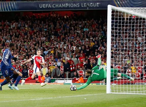 Sport Bilder des Tages Gianluigi Donnarumma the PSG goalkeeper saves a shot by Leandro Trossard of Arsenal Arsenal v Paris Saint-Germain, Football, UEFA Champions League, Semi-Final 1st Leg, Emirates Stadium, Islington, London, UK - 29 04 2025 Editorial use only  Copyright: xMattxImpey Shutterstockx 15276217ac