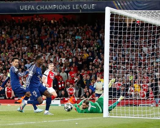 Gianluigi Donnarumma the PSG goalkeeper saves a shot by Leandro Trossard of Arsenal Arsenal v Paris Saint-Germain, Football, UEFA Champions League, Semi-Final 1st Leg, Emirates Stadium, Islington, London, UK - 29 04 2025 Editorial use only  Copyright: xMattxImpey Shutterstockx 15276217ad