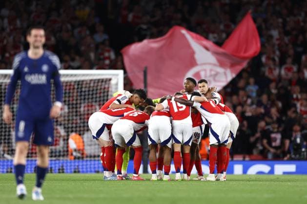 Arsenal gegen PSG 29. April 2025, London UEFA Champions League Fußball-Halbfinale, Hinspiel Arsenal gegen Paris Saint Germain Myles Lewis Skelly und Gabriel Martinelli von Arsenal in der Mannschaftsaufstellung vor Beginn der zweiten Halbzeit Foto Jacques Feeney Offside London UK  Copyright: xJacquesxFeeneyx xOffsidexOffside