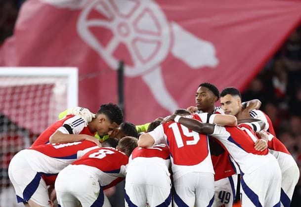 Arsenal gegen PSG 29. April 2025, London UEFA Champions League Fußball-Halbfinale, Hinspiel Arsenal gegen Paris Saint Germain Myles Lewis Skelly und Gabriel Martinelli von Arsenal in der Mannschaftsaufstellung vor Beginn der zweiten Halbzeit Foto Jacques Feeney Offside London UK  Copyright: xJacquesxFeeneyx xOffsidexOffside