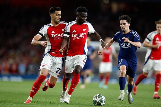 Mikel Merino and Bukayo Saka of Arsenal getting in each others way as Khvicha Kvaratskhelia of PSG closes in Arsenal v Paris Saint-Germain, Football, UEFA Champions League, Semi-Final 1st Leg, Emirates Stadium, Islington, London, UK - 29 04 2025 Editorial use only  Copyright: xMattxImpey Shutterstockx 15276217aj