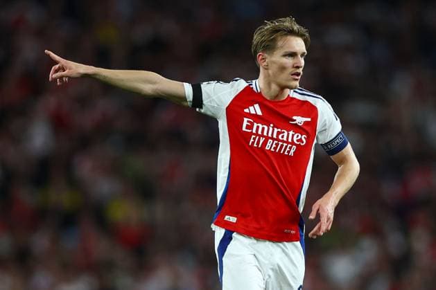 Martin odegaard of Arsenal gives instructions Arsenal v Paris Saint-Germain, UEFA Champions League, Semi Final, First Leg, Football, Emirates Stadium, London, UK - 29 Apr 2025 EDITORIAL USE ONLY No use with unauthorised audio, video, data, fixture lists, club league logos or live services. Online in-match use limited to 120 images, no video emulation. No use in betting, games or single club league player publications. Copyright: xKieranxMcManus Shutterstockx 15275544dk