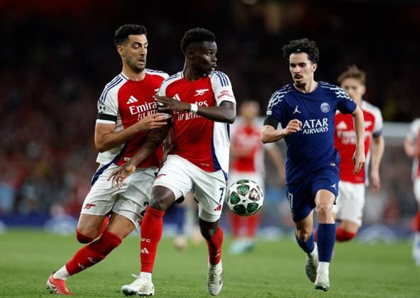 Mikel Merino and Bukayo Saka of Arsenal getting in each others way as Khvicha Kvaratskhelia of PSG closes in Arsenal v Paris Saint-Germain, Football, UEFA Champions League, Semi-Final 1st Leg, Emirates Stadium, Islington, London, UK - 29 04 2025 Editorial use only  Copyright: xMattxImpey Shutterstockx 15276217ai