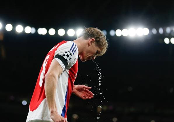 Martin Â¯degaard of Arsenal spits out some water Arsenal v Paris Saint-Germain, Football, UEFA Champions League, Semi-Final 1st Leg, Emirates Stadium, Islington, London, UK - 29 04 2025 Editorial use only  Copyright: xMattxImpey Shutterstockx 15276217ak