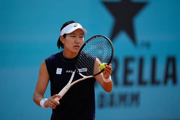 April 29, 2025, Madrid, Madrid, spain: Moyuka Uchijima of Japan plays against Ekaterina Alexandrova of Russia during the Mutua Madrid Open 2025, ATP, Tennis Herren Masters 1000 and WTA, Tennis Damen 1000, tennis tournament celebrated at Caja Magica on April 29, 2025 in Madrid, Spain. Madrid spain - ZUMAOpen 20250429_zaa_a181_360 Copyright: xDennisxAgyemanx