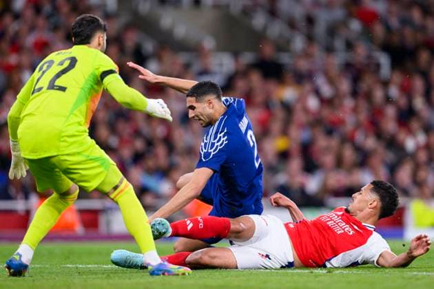 Arsenal FC v Paris Saint-Germain - UEFA Champions League 2024 25 Semi-Finals First Leg LONDON, ENGLAND - APRIL 29: Achraf Hakimi of Paris Saint Germain (L) is challenged by William Saliba of Arsenal FC (R) during the UEFA Champions League 2024 25 Semi Final First Leg match between Arsenal FC and Paris Saint-Germain at Arsenal Stadium on April 29, 2025 in London, England. (Photo by Richard Callis Sports Press Photo) LondonUnited Kingdom  Copyright: xRichardxCallisx