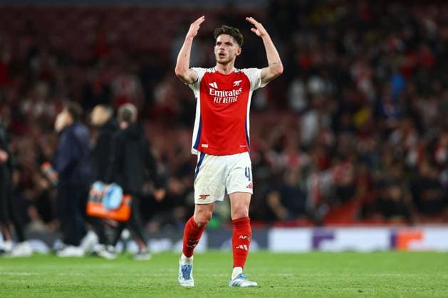 Declan Rice of Arsenal applauds the fans at full-time Arsenal v Paris Saint-Germain, UEFA Champions League, Semi Final, First Leg, Football, Emirates Stadium, London, UK - 29 Apr 2025 EDITORIAL USE ONLY No use with unauthorised audio, video, data, fixture lists, club league logos or live services. Online in-match use limited to 120 images, no video emulation. No use in betting, games or single club league player publications. Copyright: xKieranxMcManus Shutterstockx 15275544du
