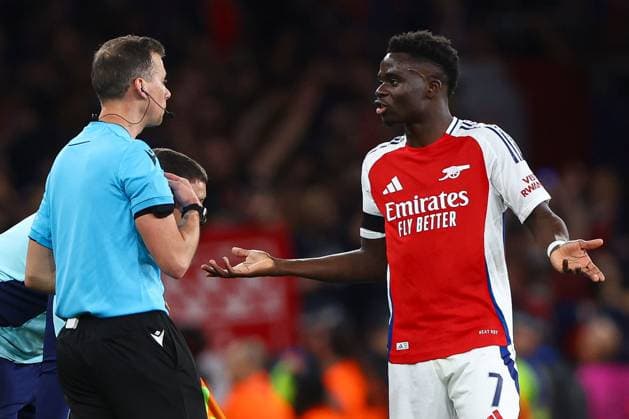 Bukayo Saka of Arsenal (R) appeals to Assistant Referee Andraz Kovacic (L) Arsenal v Paris Saint-Germain, UEFA Champions League, Semi Final, First Leg, Football, Emirates Stadium, London, UK - 29 Apr 2025 EDITORIAL USE ONLY No use with unauthorised audio, video, data, fixture lists, club league logos or live services. Online in-match use limited to 120 images, no video emulation. No use in betting, games or single club league player publications. Copyright: xKieranxMcManus Shutterstockx 15275544dz