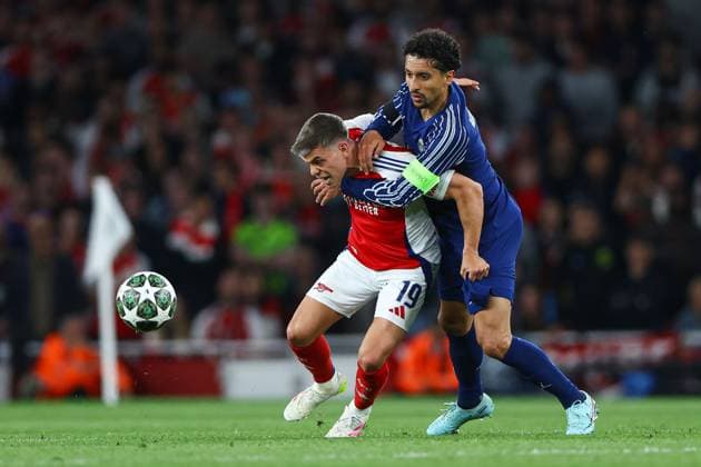 Leandro Trossard of Arsenal (L) battles with Marquinhos of PSG (R) Arsenal v Paris Saint-Germain, UEFA Champions League, Semi Final, First Leg, Football, Emirates Stadium, London, UK - 29 Apr 2025 EDITORIAL USE ONLY No use with unauthorised audio, video, data, fixture lists, club league logos or live services. Online in-match use limited to 120 images, no video emulation. No use in betting, games or single club league player publications. Copyright: xKieranxMcManus Shutterstockx 15275544eo