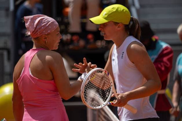 Open Madrid Iga ?wi?tek Vs Diana Shnaider in Madrid, Spain - 29 Apr 2025 Poland s Iga ?wi?tek waves goodbye to Russia s Diana Shnaider at the end of a match at the 2025 Mutua Madrid Open, held at La Caja Mágica. The final score was 0-6, 7-6, 4-6 for Iga ?wi?tek. Madrid Spain Copyright: xDavidxCanalesx xSOPAxImagesx DCOpenMadridSWIATEK-07