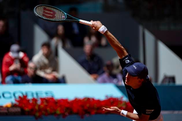 Mutua Madrid Open 2025 Alex De Minaur of Australia serves the ball against Denis Shapovalov of Canada in the match of the Mutua Madrid Open 2025 tournament celebrated at La Caja Magica on April 29, 2025 in Madrid, Spain. Madrid La Caja Magica Madrid Spain Copyright: xAlbertoxGardinx AGardin_20250429_Mutua_Madrid_Open_1113