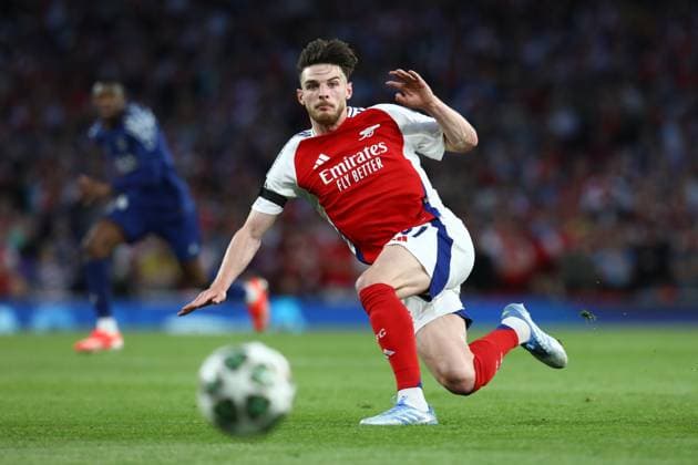 Sport Bilder des Tages April 29, 2025, London, United Kingdom: DECLAN RICE of ARSENAL keeps in eyes on the ball despite slipping in the UEFA 2024 25 Semi-Final first leg game between ARSENAL and PARIS SAINT GERMAIN at the Emirates Stadium in London, England London United Kingdom - ZUMAc179 20250429_zep_c179_121 Copyright: xMickaelxChavetx