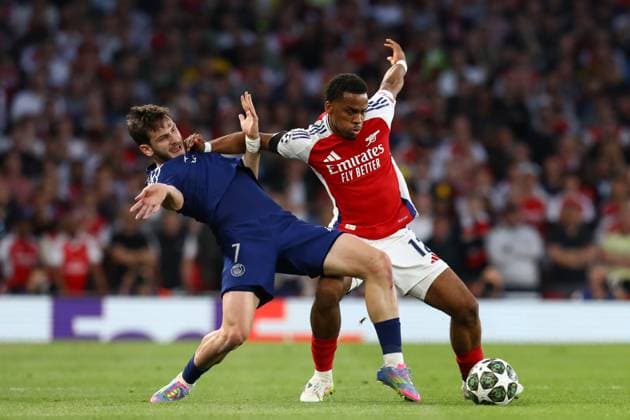 April 29, 2025, London, United Kingdom: KHVICHA KAVARATSKHELIA 7 of PSG and JURRIEN TIMBER 12 of Arsenal fight for the ball in the UEFA 2024 25 Semi-Final first leg game between ARSENAL and PARIS SAINT GERMAIN at the Emirates Stadium in London, England London United Kingdom - ZUMAc179 20250429_zep_c179_122 Copyright: xMickaelxChavetx
