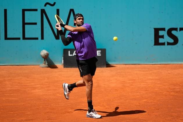 April 29, 2025, Madrid, Madrid, spain: Matteo Berrittini of Italy plays against Jack Draper of Great Britain during the Mutua Madrid Open 2025, ATP, Tennis Herren Masters 1000 and WTA, Tennis Damen 1000, tennis tournament celebrated at Caja Magica on April 29, 2025 in Madrid, Spain. Madrid spain - ZUMAa181 20250429_zaa_a181_651 Copyright: xDennisxAgyemanx