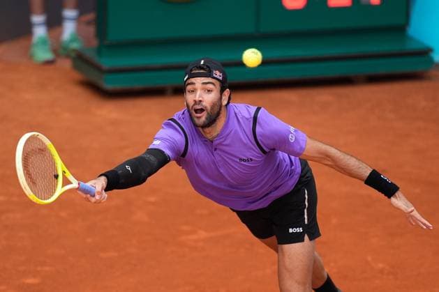 April 29, 2025, Madrid, Madrid, spain: Matteo Berrittini of Italy plays against Jack Draper of Great Britain during the Mutua Madrid Open 2025, ATP, Tennis Herren Masters 1000 and WTA, Tennis Damen 1000, tennis tournament celebrated at Caja Magica on April 29, 2025 in Madrid, Spain. Madrid spain - ZUMAa181 20250429_zaa_a181_660 Copyright: xDennisxAgyemanx