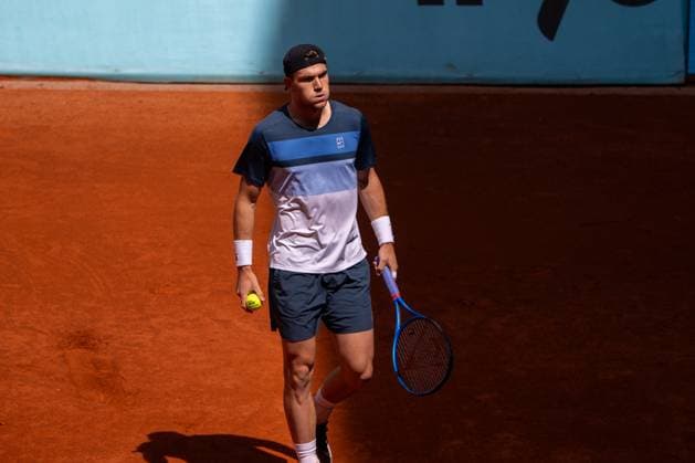 Matteo Berrettini Vs Jack Draper in Madrid, Spain - 29 Apr 2025 Englishman Jack Draper plays against Italian Matteo Berrettini (not visible) during a match at the 2025 Mutua Madrid Open, held at La Caja Mágica. Final score: 7-6 for Jack Draper (Berrettini retires due to injury). Madrid Spain Copyright: xDavidxCanalesx xSOPAxImagesx DCOpenDraperBerrettini-13