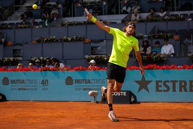 Sport Bilder des Tages Stefanos Tsitsipas Vs Lorenzo Musetti in Madrid, Spain - 29 Apr 2025 Greek Stefanos Tsitsipas plays against Italian Lorenzo Musetti (not visible) during a match at the 2025 Mutua Madrid Open, held at La Caja Mágica. Final score: 5-7 6-7 for Musetti Madrid Spain Copyright: xDavidxCanalesx xSOPAxImagesx DCOpenMadridTsitsipasMusetti-06