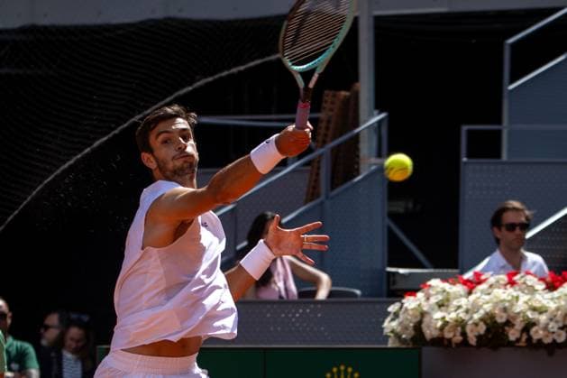 Stefanos Tsitsipas Vs Lorenzo Musetti in Madrid, Spain - 29 Apr 2025 Italian Lorenzo Musetti plays against Greek Stefanos Tsitsipas (not visible) during a match at the 2025 Mutua Madrid Open, held at La Caja Mágica. Final score: 5-7 6-7 for Musetti Madrid Spain Copyright: xDavidxCanalesx xSOPAxImagesx DCOpenMadridTsitsipasMusetti-23