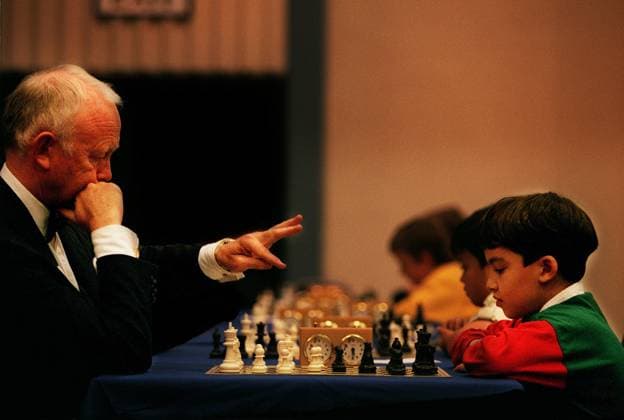 Archivbilder der Woche SPORT KW18 Games Chess Games Chess. Tony Buzan plays Chess August 1998 with 7 year old Sebastian Pozzo, the under 7 s british chess board champion at the opening of the mind sports olympiad at Hammersmith in London pic by Andrew buurman Copyright: xBuurmanxAndrewx DMGTCHPDPICT000389728479