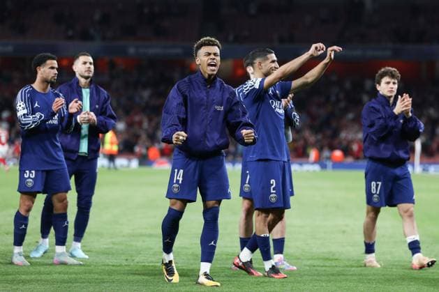 Sport Bilder des Tages April 29, 2025, London, United Kingdom: PSG players of which DESIRE DOUE and captain MARQUINHOS celebrate with their fan after their win in the UEFA 2024 25 Semi-Final first leg game against ARSENAL at the Emirates Stadium in London, England London United Kingdom - ZUMAc179 20250429_zep_c179_098 Copyright: xMickaelxChavetx