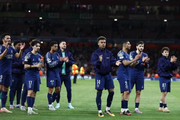 April 29, 2025, London, United Kingdom: PSG players of which DESIRE DOUE celebrate with their fan after their win in the UEFA 2024 25 Semi-Final first leg game against ARSENAL at the Emirates Stadium in London, England London United Kingdom - ZUMAc179 20250429_zep_c179_099 Copyright: xMickaelxChavetx