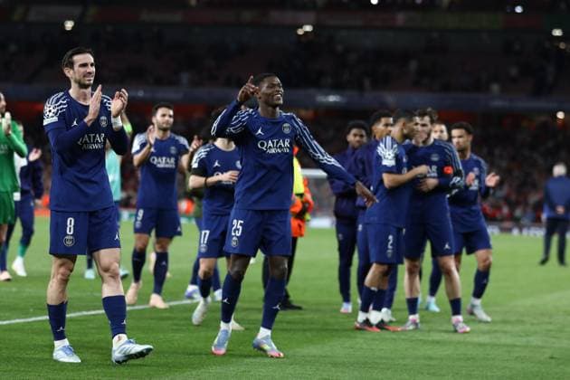 April 29, 2025, London, United Kingdom: PSG players of which FABIAN RUIZ and WILLIAN PACHO celebrate with their fan after their win in the UEFA 2024 25 Semi-Final first leg game against ARSENAL at the Emirates Stadium in London, England London United Kingdom - ZUMAc179 20250429_zep_c179_103 Copyright: xMickaelxChavetx
