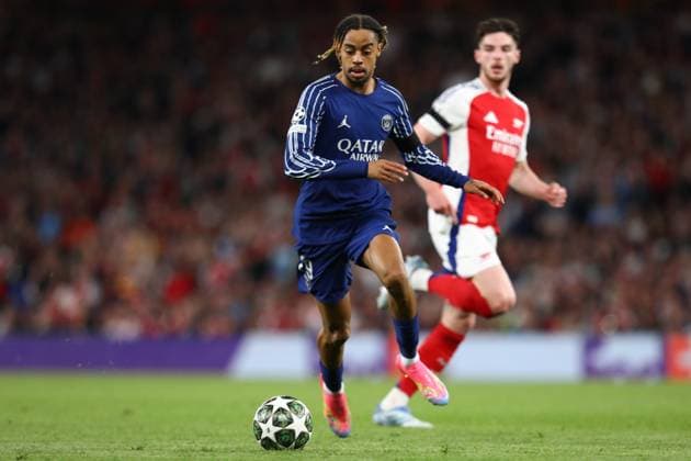 April 29, 2025, London, United Kingdom: BRADLEY BARCOLA of PSG runs with the ball in the UEFA 2024 25 Semi-Final first leg game between ARSENAL and PARIS SAINT GERMAIN at the Emirates Stadium in London, England London United Kingdom - ZUMAc179 20250429_zep_c179_141 Copyright: xMickaelxChavetx