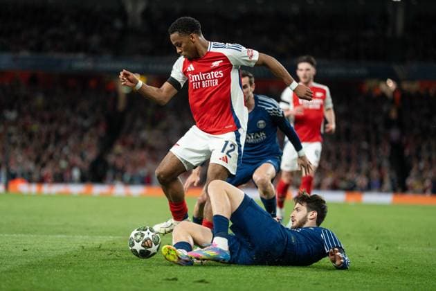 Arsenal v Paris Saint-Germain - UEFA Champions League 2024 25 Semi Final First Leg LONDON, ENGLAND - APRIL 29: JurriÃ«n Timber, and Khvicha Kvaratskhelia on the ground during the UEFA Champions League 2024 25 Semi Final first Leg match between Arsenal and Paris Saint-Germain at Arsenal Emirate Stadium on April 29, 2025 in London, England., Credit:Lounis Tiar Avalon United Kingdom, London, Arsenal  Copyright: xLounisxTiarx xAvalonx 0993694262