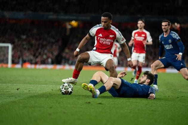 UEFA Champions League - Arsenal v Paris Saint-Germain Jurriën Timber, and Khvicha Kvaratskhelia on the ground during the UEFA Champions League 2024 25 Semi Final first Leg match between Arsenal and Paris Saint-Germain at Arsenal Emirate Stadium on April 29, 2025 in London, UK. Photo by Lounis Tiar ABACAPRESS.COM London United Kingdom  Copyright: xLounisPhotography ABACAx