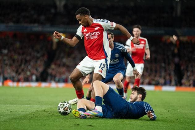 UEFA Champions League - Arsenal v Paris Saint-Germain Jurriën Timber, and Khvicha Kvaratskhelia on the ground during the UEFA Champions League 2024 25 Semi Final first Leg match between Arsenal and Paris Saint-Germain at Arsenal Emirate Stadium on April 29, 2025 in London, UK. Photo by Lounis Tiar ABACAPRESS.COM London United Kingdom  Copyright: xLounisPhotography ABACAx