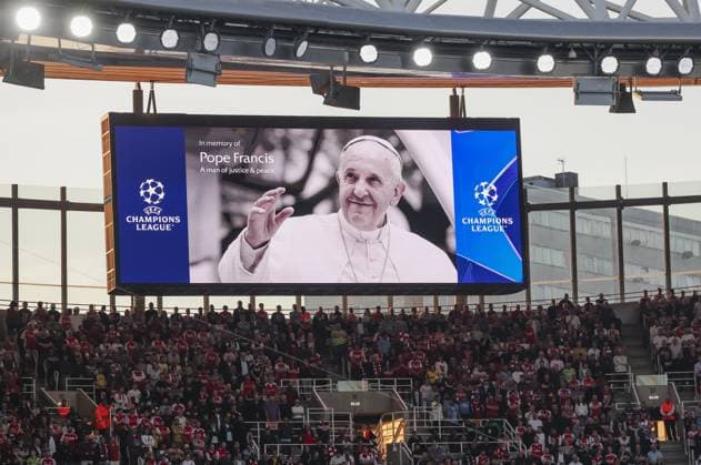 Arsenal v Paris Saint-Germain 29.04.2025. Champions League 2024 25 Semi-Final 1st leg Arsenal v Paris Saint-Germain, Emirates Stadium. A minute silence for the late Pope  Copyright: xMarcxAsplandx NINTCHDBPICT000990866650