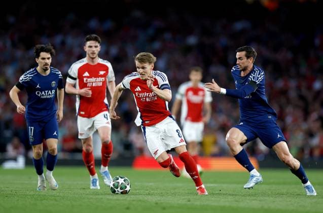 Martin Odegaard of Arsenal gets away from Fabian Ruiz of PSG Arsenal v Paris Saint-Germain, Football, UEFA Champions League, Semi-Final 1st Leg, Emirates Stadium, Islington, London, UK - 29 04 2025 Editorial use only  Copyright: xMattxImpey Shutterstockx 15276217an