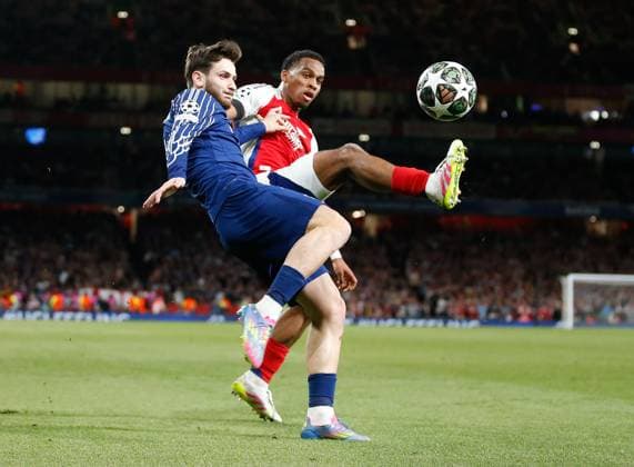 Khvicha Kvaratskhelia of PSG and Jurrien Timber of Arsenal compete for the ball Arsenal v Paris Saint-Germain, Football, UEFA Champions League, Semi-Final 1st Leg, Emirates Stadium, Islington, London, UK - 29 04 2025 Editorial use only  Copyright: xMattxImpey Shutterstockx 15276217ca