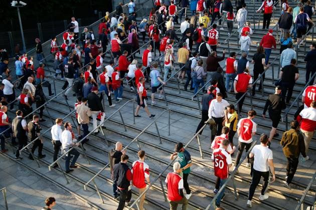 Arsenal fans on the steps outside the ground Arsenal v Paris Saint-Germain, Football, UEFA Champions League, Semi-Final 1st Leg, Emirates Stadium, Islington, London, UK - 29 04 2025 Editorial use only  Copyright: xMattxImpey Shutterstockx 15276217cg