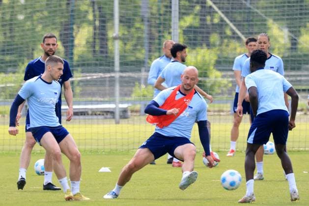 DEU, DFL, 2 FBL Hertha BSC, Training, 30 04 2025, Sportforum, Berlin, DEU, DFL, 2 FBL Hertha BSC, Training, im Bild Hertha Spielerkreis, Toni Leistner Hertha BSC Berlin 37 , Jonjoe Kenny Hertha BSC Berlin 16 DFL regulations prohibit any use of Photographs as image sequences and or quasi video nordphotoxGmbHx xEngler nph00076