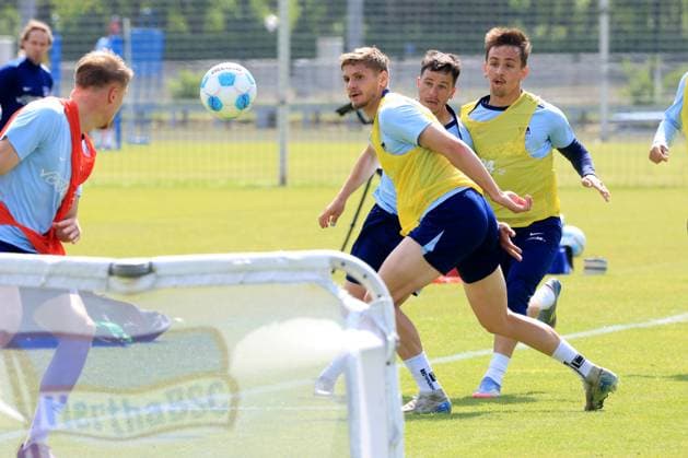 DEU, DFL, 2 FBL Hertha BSC, Training, 30 04 2025, Sportforum, Berlin, DEU, DFL, 2 FBL Hertha BSC, Training, in the picture Marton Dardai Hertha BSC Berlin 31 , Diego Demme Hertha BSC Berlin 6 , Michal Karbownik Hertha BSC Berlin 33 DFL regulations prohibit any use of Photographs as image sequences and or quasi video nordphotoxGmbHx xEngler nph00076