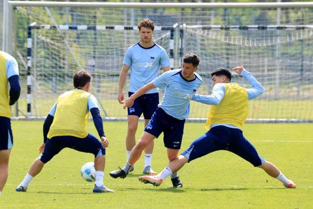 DEU, DFL, 2 FBL Hertha BSC, Training, 30 04 2025, Sportforum, Berlin, DEU, DFL, 2 FBL Hertha BSC, Training, im Bild Diego Demme Hertha BSC Berlin 6 , Michal Karbownik Hertha BSC Berlin 33 , Linus Gechter Hertha BSC Berlin 44 , Ibrahim Maza Hertha BSC Berlin 10 DFL regulations prohibit any use of Photographs as image sequences and or quasi video nordphotoxGmbHx xEngler nph00076