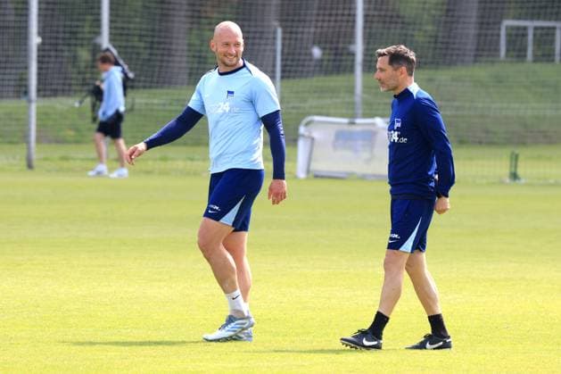 DEU, DFL, 2 FBL Hertha BSC, Training, 30 04 2025, Sportforum, Berlin, DEU, DFL, 2 FBL Hertha BSC, Training, im Bild Cheftrainer Stefan Leitl Hertha BSC Berlin , Toni Leistner Hertha BSC Berlin 37 DFL regulations prohibit any use of Photographs as image sequences and or quasi video nordphotoxGmbHx xEngler nph00076