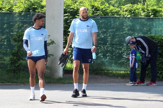 DEU, DFL, 2 FBL Hertha BSC, Training, 30 04 2025, Sportforum, Berlin, DEU, DFL, 2 FBL Hertha BSC, Training, im Bild John Anthony Brooks Hertha BSC Berlin 25 , Jeremy Dudziak Hertha BSC Berlin 19 DFL regulations prohibit any use of Photographs as image sequences and or quasi video nordphotoxGmbHx xEngler nph00076