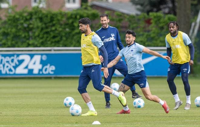 Football, Men, Season 2024 25, 2 Bundesliga, Hertha BSC, Training, f l Andreas Bouchalakis Hertha BSC , Co Coach Andre Mijatovic Hertha BSC , Kevin Sessa Hertha BSC , Deyovaisio Zeefuik Hertha BSC , 30 04 2025, Copyright: xSebastianxRäppold MatthiasxKochx