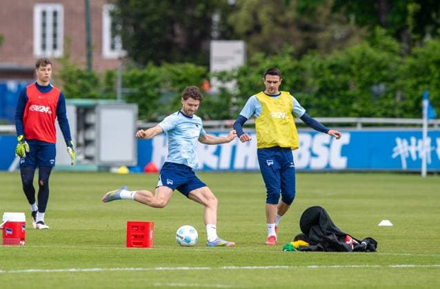 Soccer, Men, Season 2024 25, 2 Bundesliga, Hertha BSC, Training, f l Goalkeeper Tjark Ernst Hertha BSC , Linus Gechter Hertha BSC , Smail Prevljak Hertha BSC , 30 04 2025, Copyright: xSebastianxRäppold MatthiasxKochx