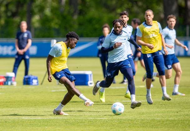 Football, Men, Season 2024 25, 2 Bundesliga, Hertha BSC, Training, v l Boris Mamuzah Lum Hertha BSC , Deyovaisio Zeefuik Hertha BSC , 30 04 2025, Copyright: xSebastianxRäppold MatthiasxKochx