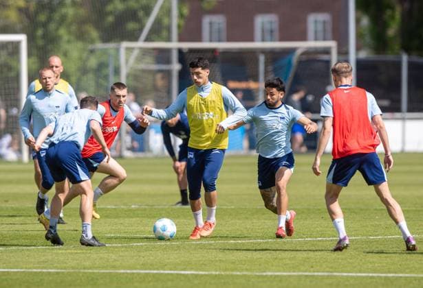 Football, Men, Season 2024 25, 2 Bundesliga, Hertha BSC, Training, f l Jon Dagur Thorsteinsson Hertha BSC , Diego Demme Hertha BSC , Jonjoe Kenny Hertha BSC , Ibrahim Maza Hertha BSC , Kevin Sessa Hertha BSC , Marten Winkler Hertha BSC , 30 04 2025, Copyright: xSebastianxRäppold MatthiasxKochx